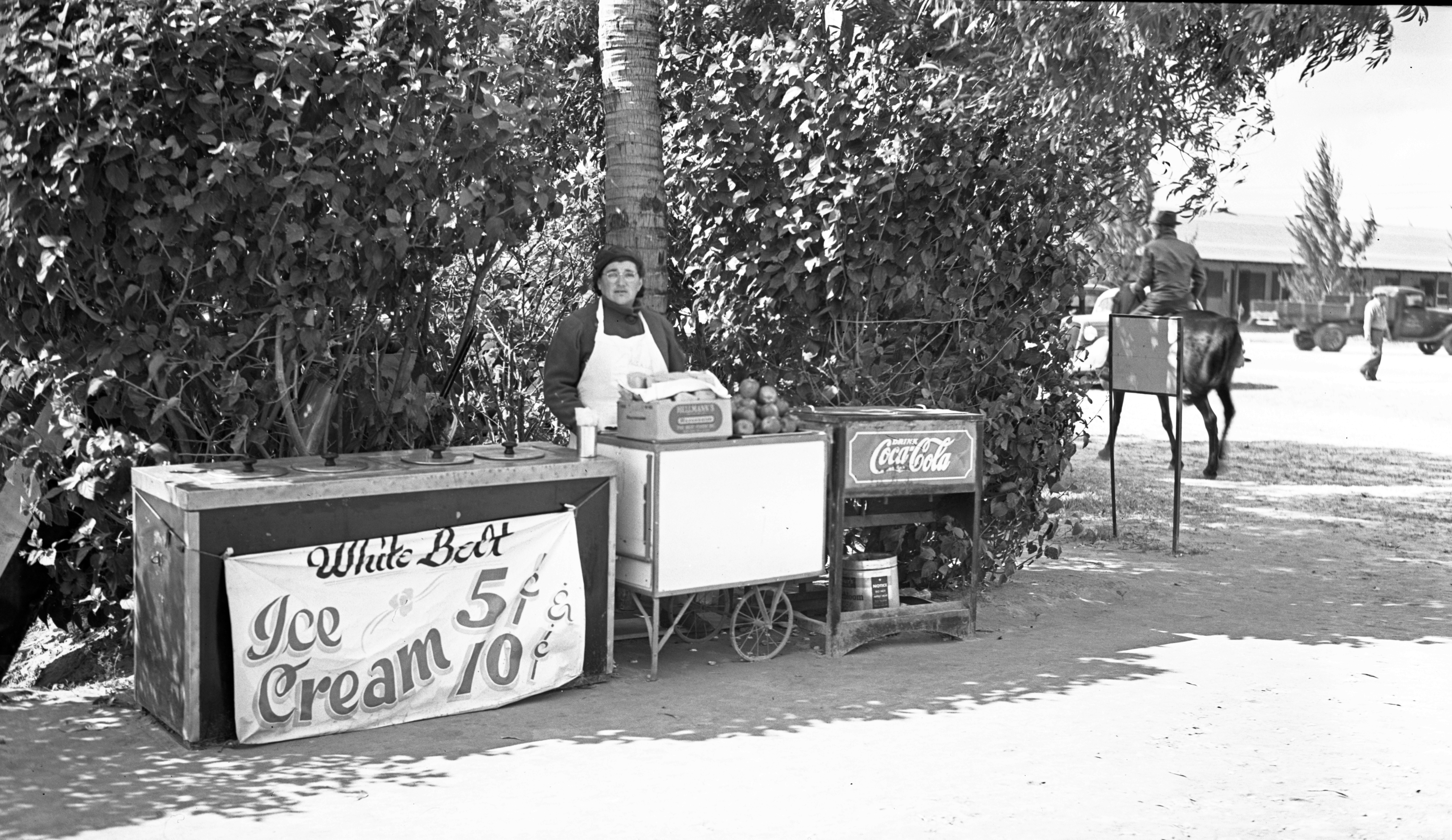 "Mom's Stand" at Tropical Park, 1941. Raftery's mother did not run a stand such as this, so it was apparently the name of the stand. (Jim Raftery Turfotos)