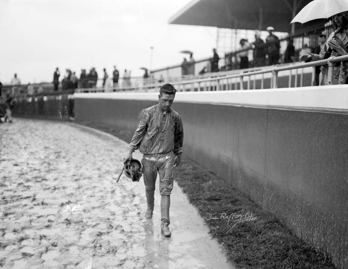 Bobby Ussery after falling from Broadway in the Gardenia Trial at Garden State Park, Oct. 14, 1961 (Jim Raftery Turfotos)