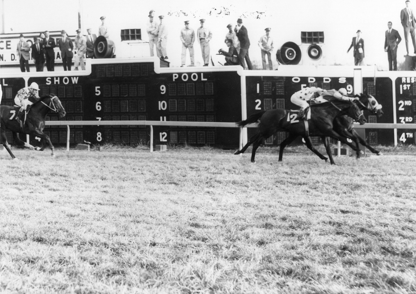 Fort Marcy (Manuel Ycaza up) winning the 1967 Washington, D.C. International at Laurel Park by a nose (Jerry Frutkoff/Museum Collection)