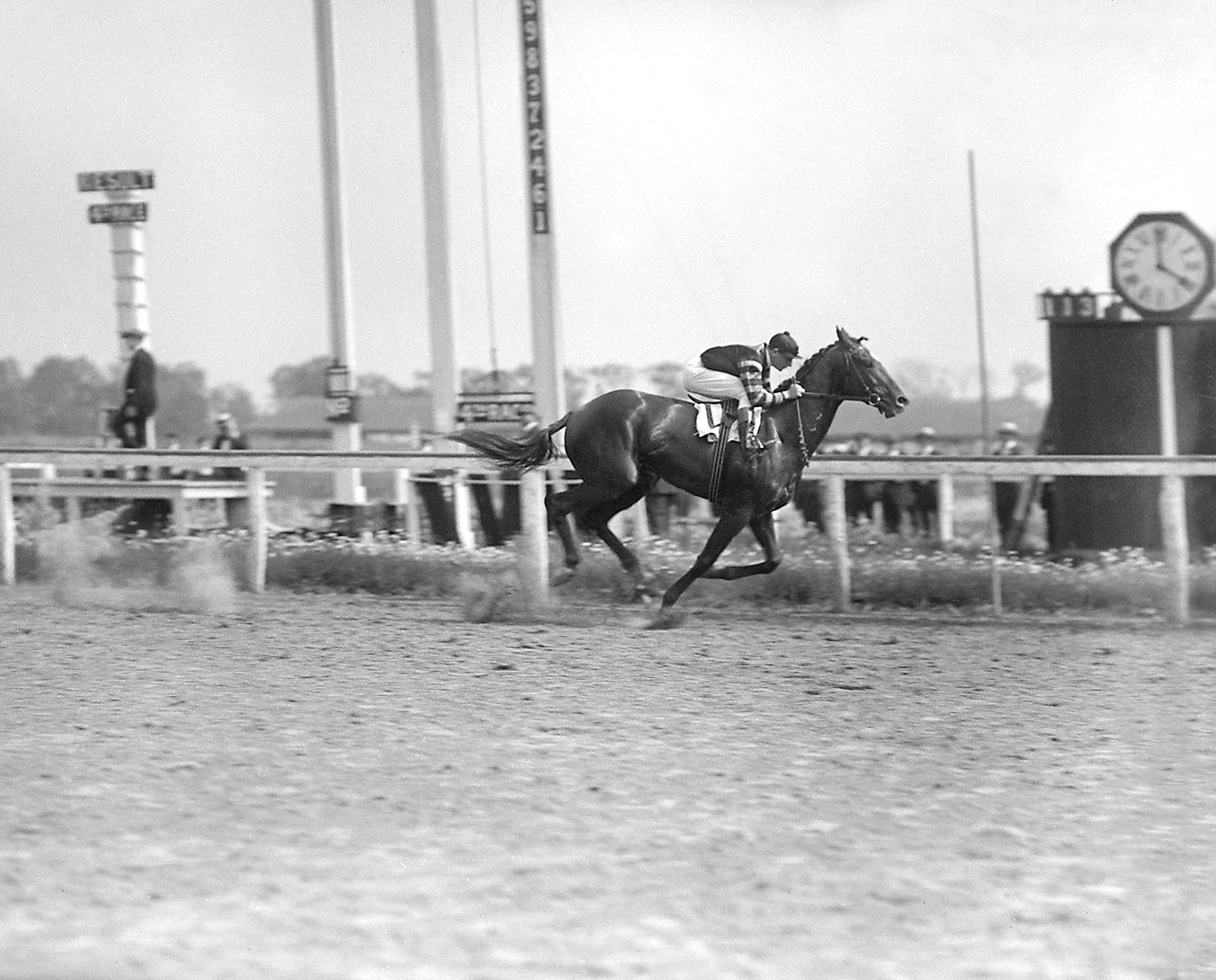 Man o' War (Clarence Kummer up) winning the 1920 Stuyvesant Handicap (Keeneland Library Cook Collection)