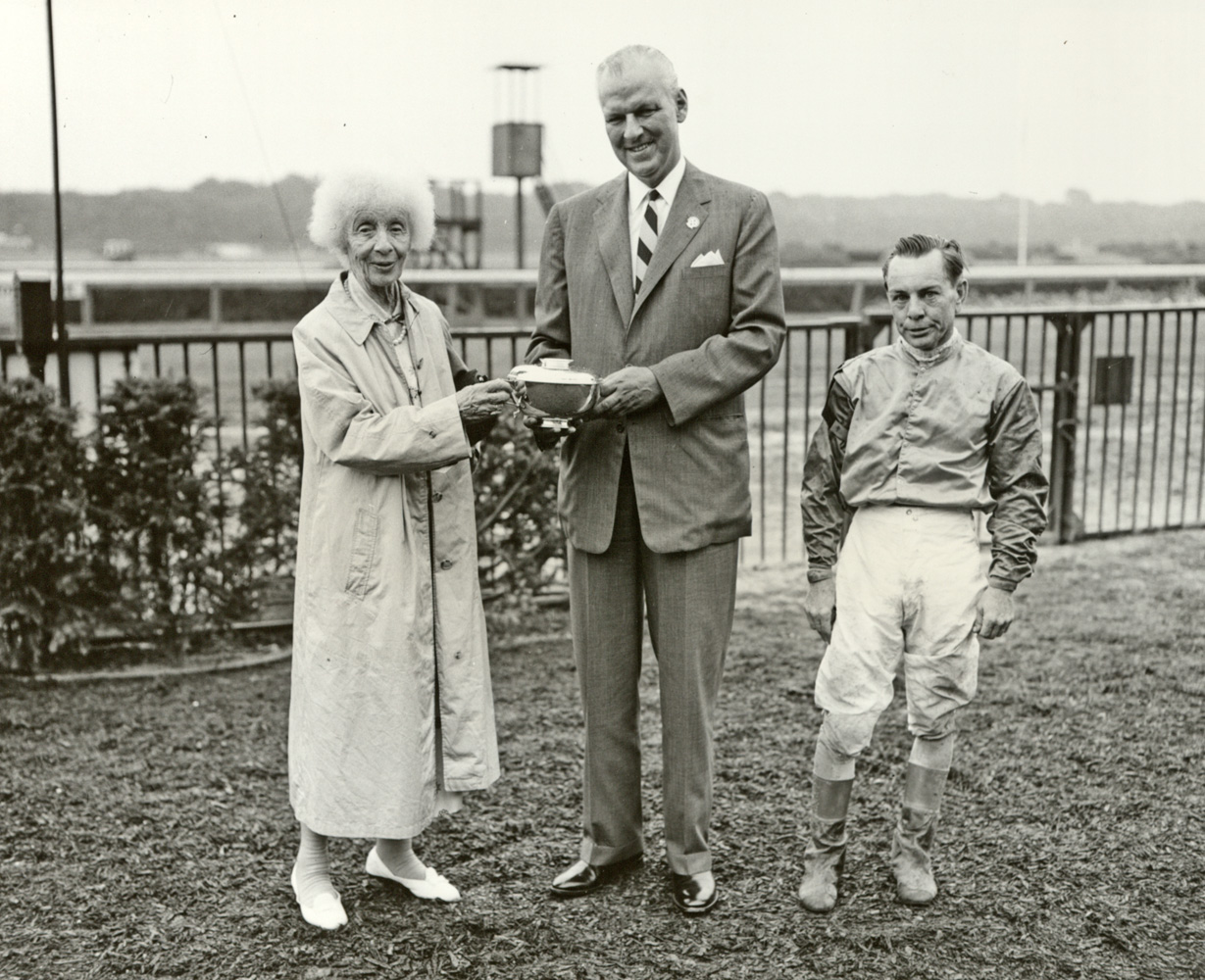 Gladys Mills Phipps, F. C. Rand, and R. Woodhouse at a trophy presentation in 1962 (Keeneland Library Thoroughbred Times Collection)