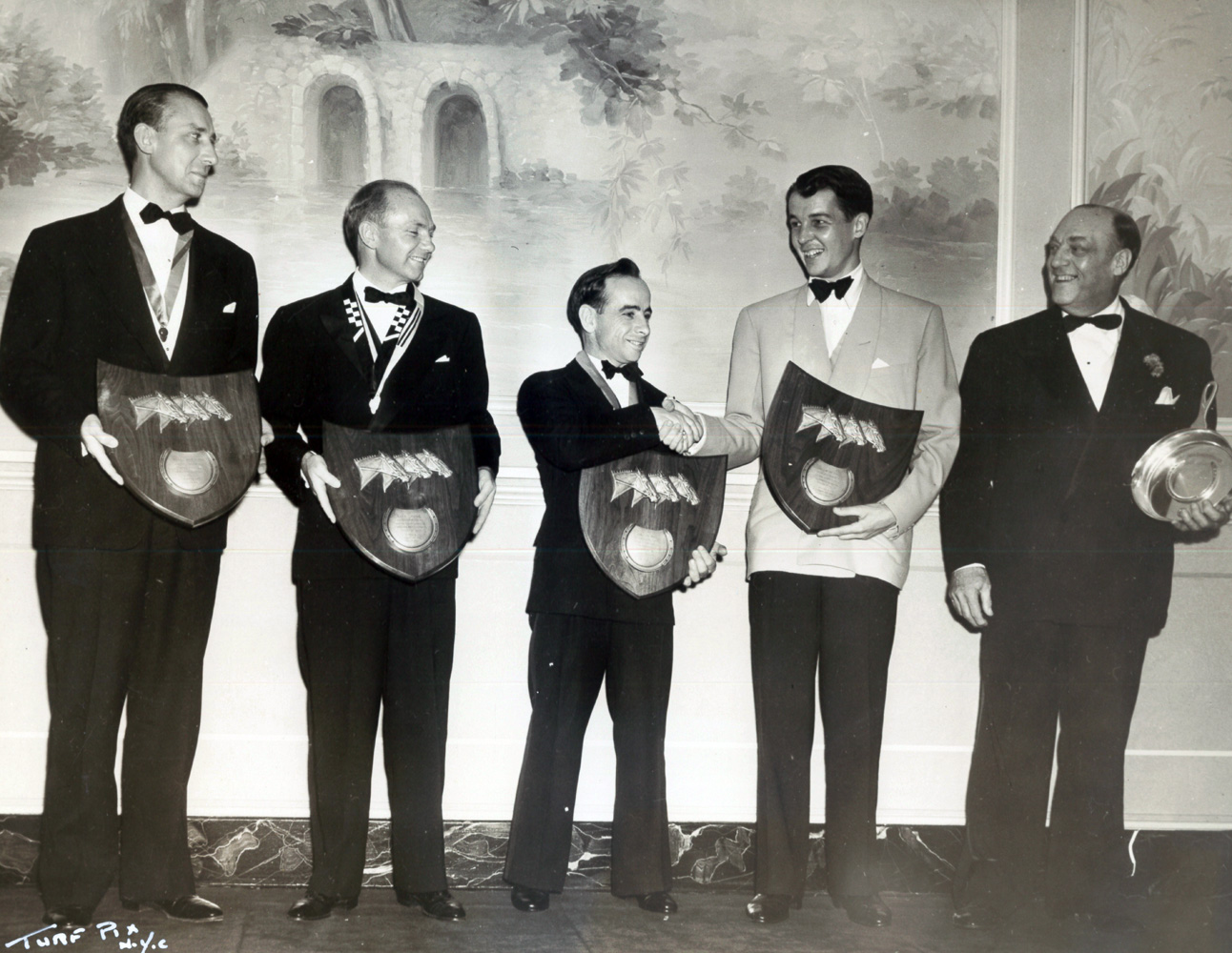Alex Robb, Earl Sande, John Longden, Alfred G. Vanderbilt II, and G. Lamaze receive awards at the 9th annual Turf Writers Dinner at Saratoga in 1939 (TurfPix/Museum Collection)
