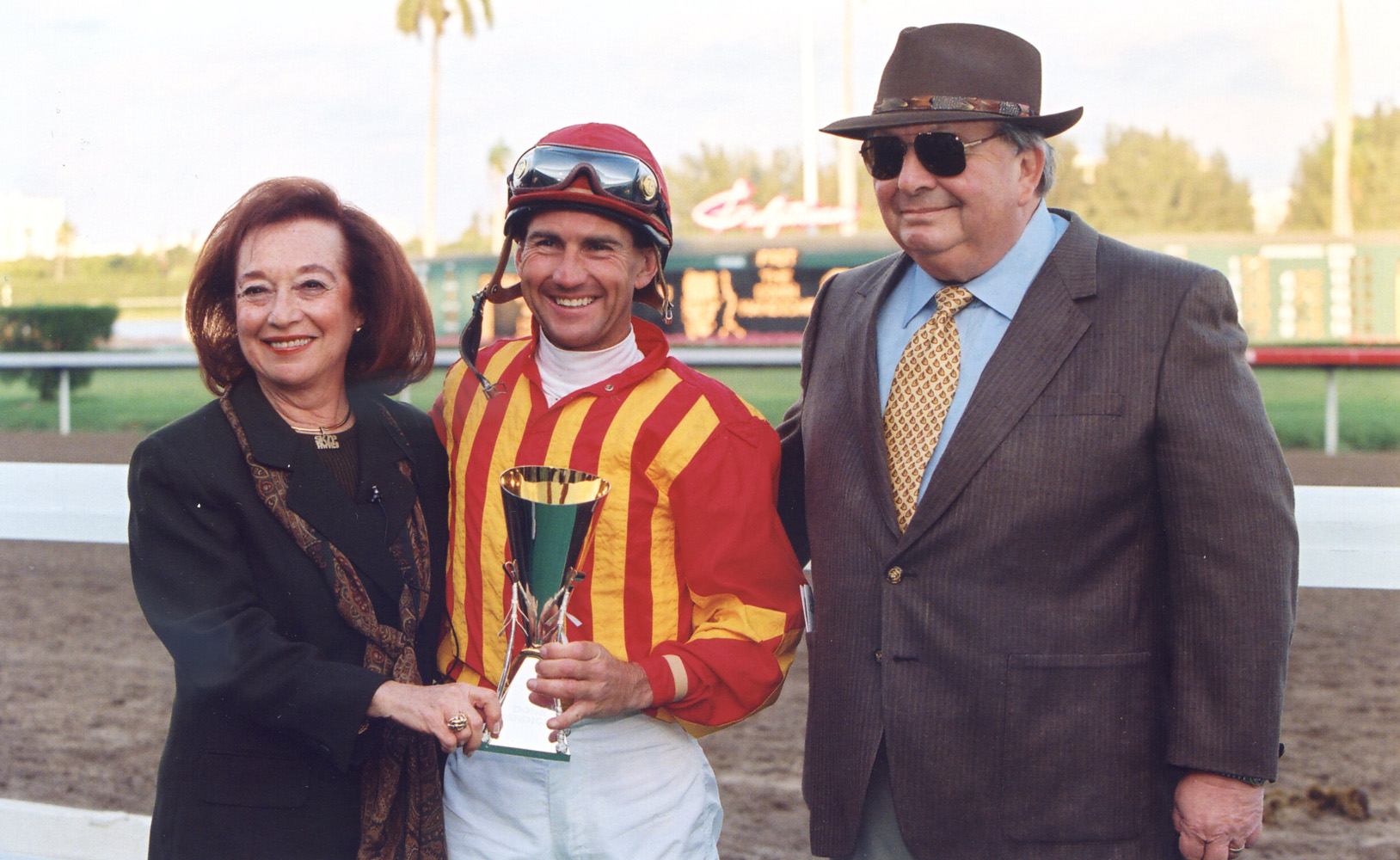 Sonny and Caroyln Hine with Jerry Bailey at the trophy presentation at Gulfstream Park in February 1998 (Barbara D. Livingston/Museum Collection)