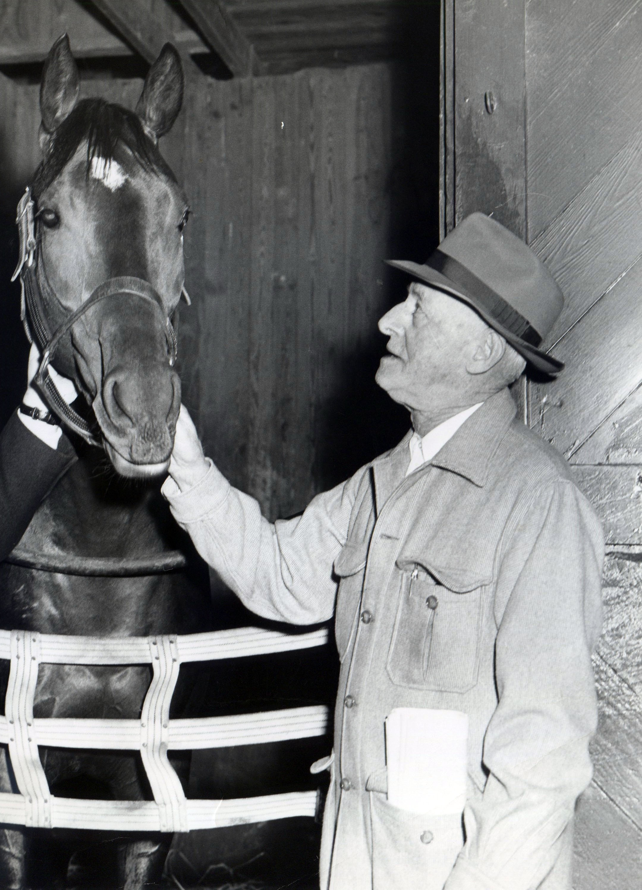 Trainer Bert Mulholland visits Jaipur in the barn (Jim Raftery Turfotos/Museum Collection)